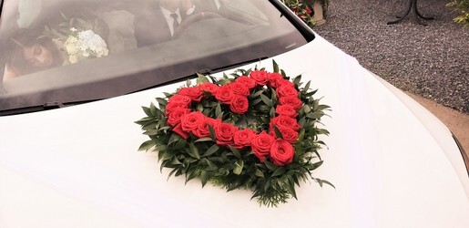 #hochzeits autoschmuck rote rosen herz.jpg