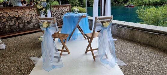#brautpaarstühle dekoration blau.jpg