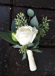 #ansteckblume bräutigam weiss mit eukalyptus.jpg