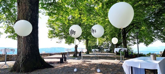 #hochzeit apero deko riesen ballons mr & mrs.jpg