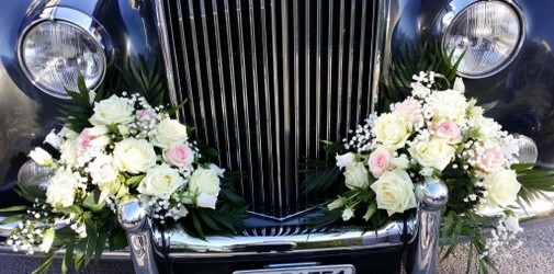 #hochzeit auto dekoration echtblumen.jpg