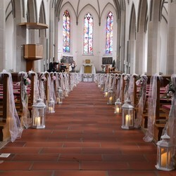 #hochzeitsdekoration kirche laternen romantisch.jpeg
