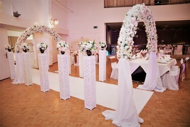 Hochzeitsdeko Saal eingangsdeko blumenbogen dekosäulen.jpg